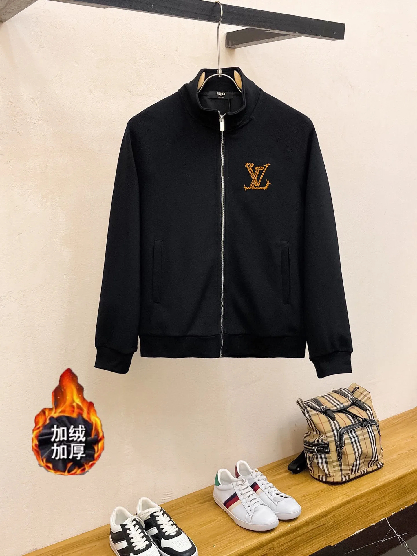 🅿️460 brand [LV Louis Vuitton] (velvet and thickened) 2025 autumn and winter new products, celebrities’ favorite fashion-flavored casual suits, clean and neat tailoring, full of urban style. Made of high-quality customized fabrics, the inner warmth is excellent, the hand feels soft and dry, and the upper body effect is crisp and stylish. The three-dimensional cutting process and the pattern are all of high standards, and the silhouette version has the right benefits! It is not tight at all, and you feel good when you wear it. So many top-quality raw materials create high-end products with unparalleled value. It is the first choice for high-end fashion people. (Size: M-4XL can wear up to 200 pounds)